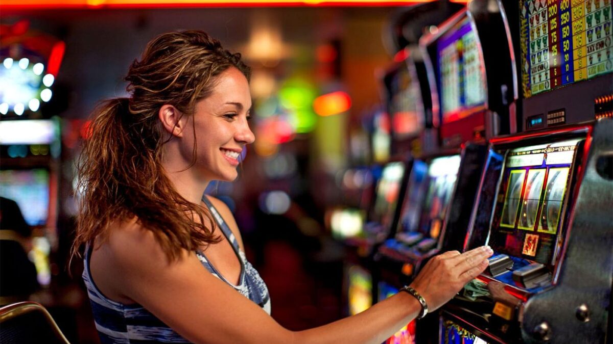 Keuntungan Bermain Slot Online Dibandingkan di Kasino Fisik